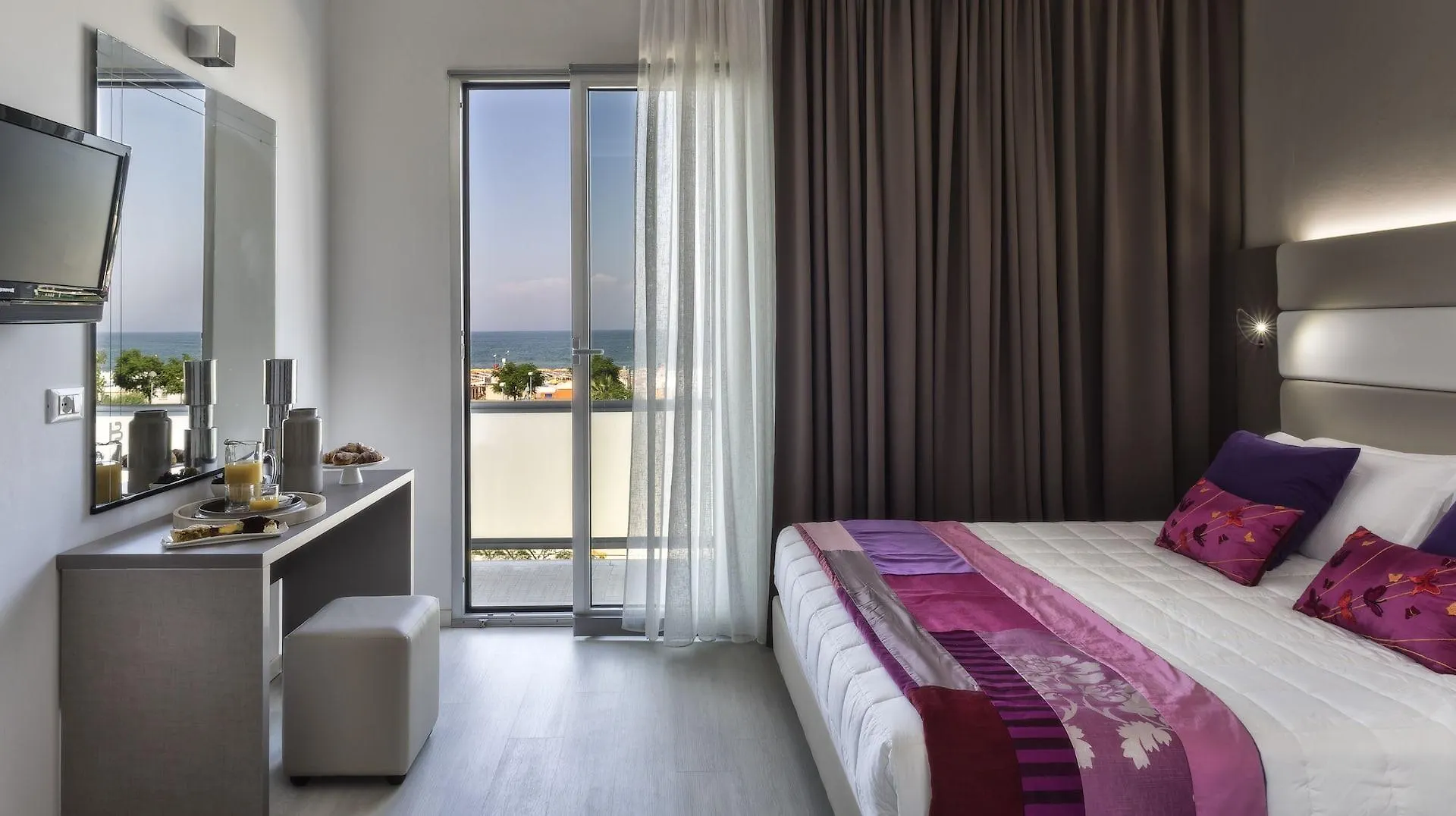 Hotel Boemia Riccione 4*,  Italia